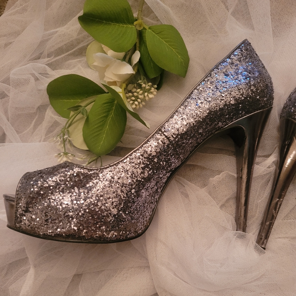 4/$25  GUESS Silver Glitter Heels Used - Picture 2 of 14